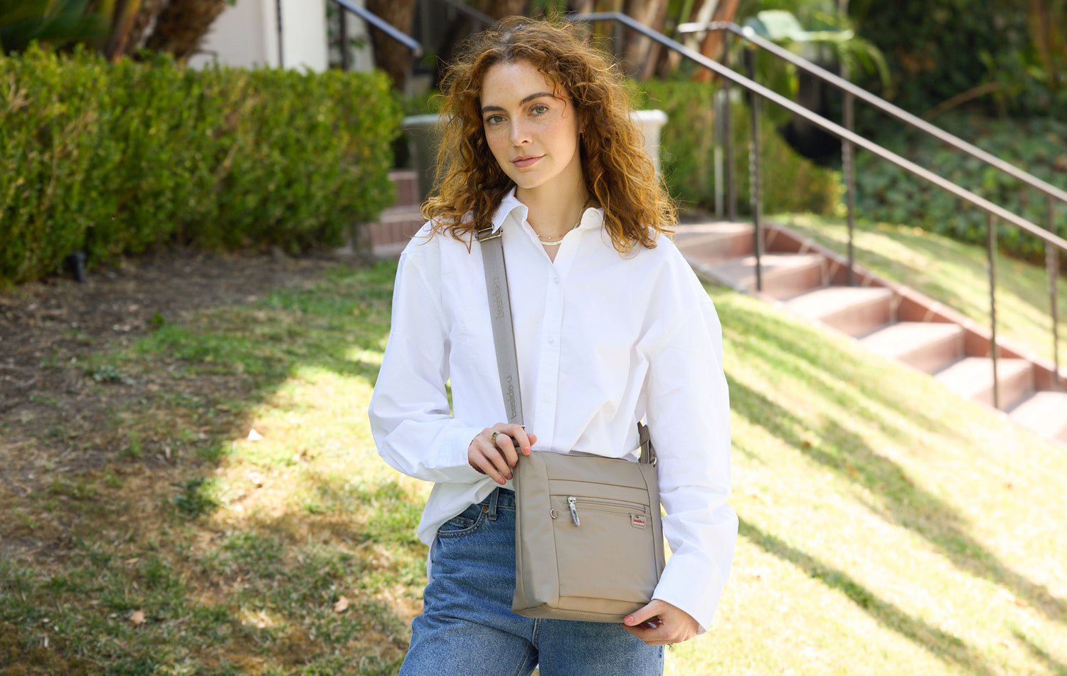 BAB2308-623 Angle Carbon Grey Crossbody Model Standing