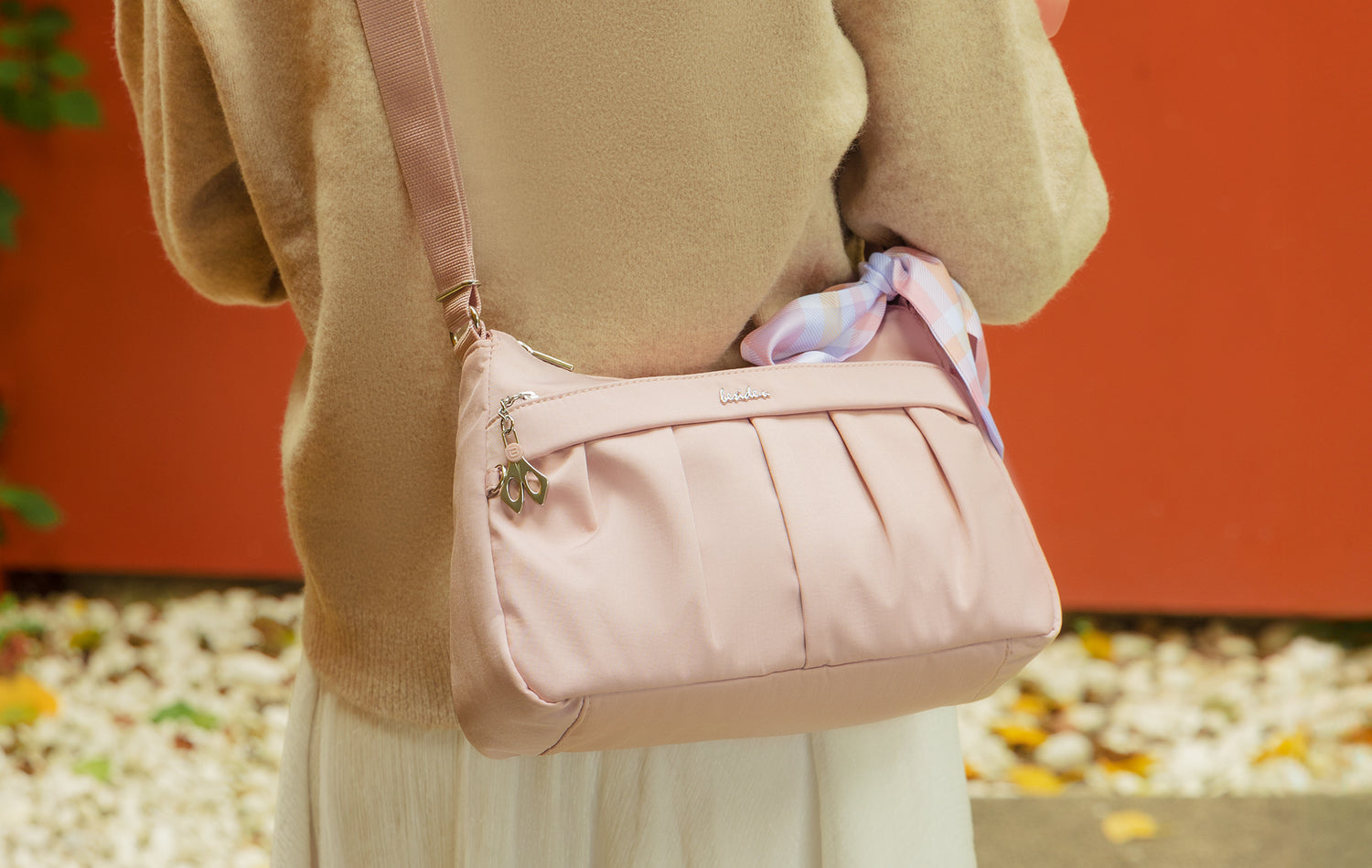 BCSA104-954 Isis Happy Pink Crossbody Model