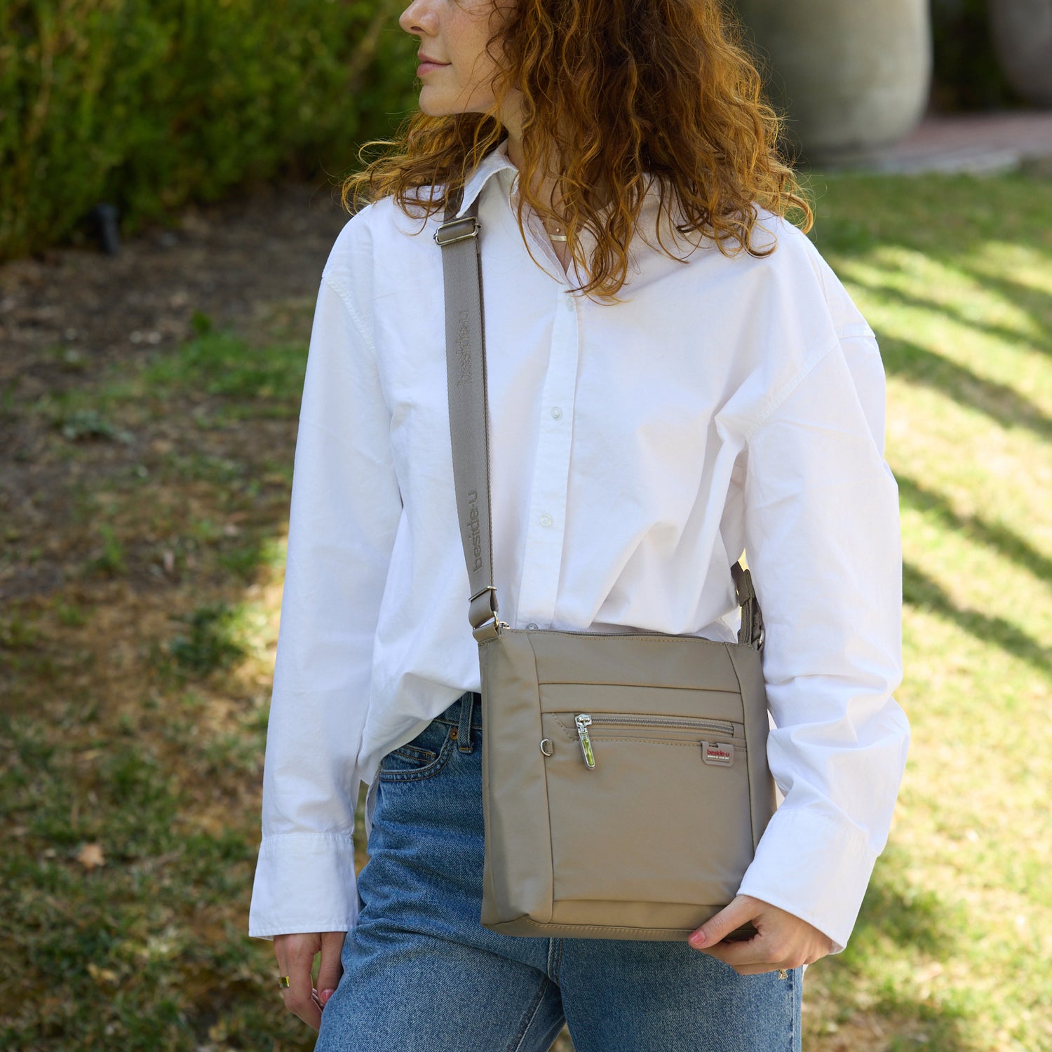 BAB2308-623 Angle Carbon Grey Crossbody Model