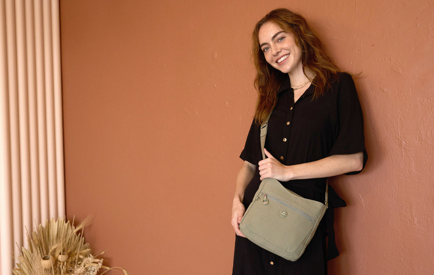 BFY2509-409 Action Olive Green Crossbody Model Crossbody Carry