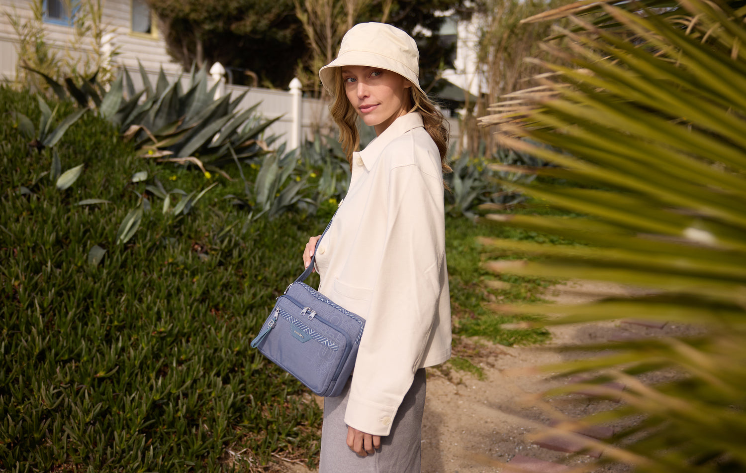 BFYN2301-3H9 Realize Iron Blue Crossbody Model Standing