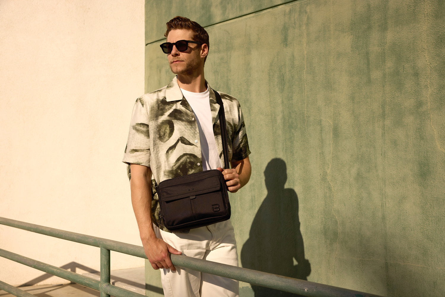 BMAL2301S-100 Direction S Black Crossbody Standing