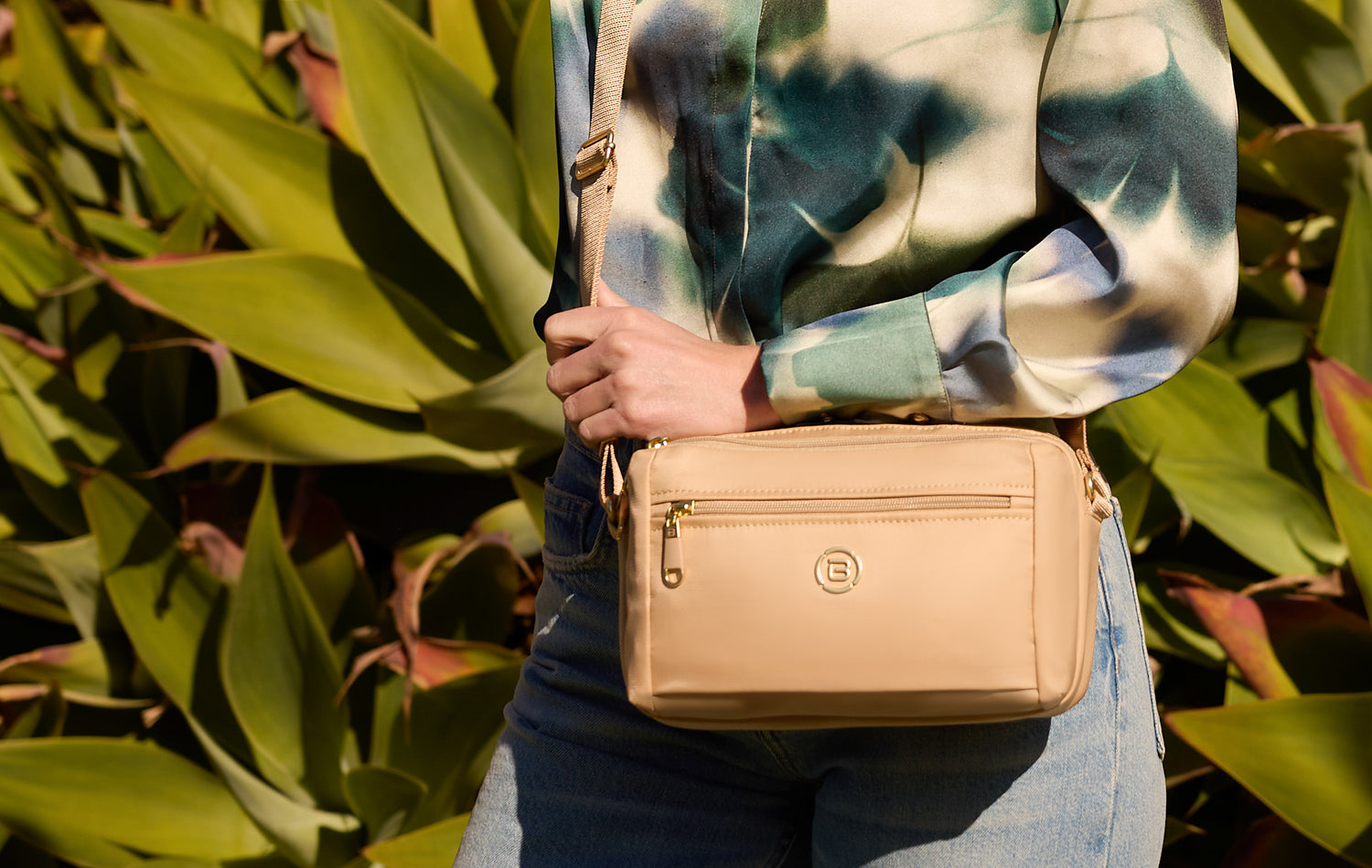 BNU2427-955 Sharp Golden Sand Crossbody Model Close