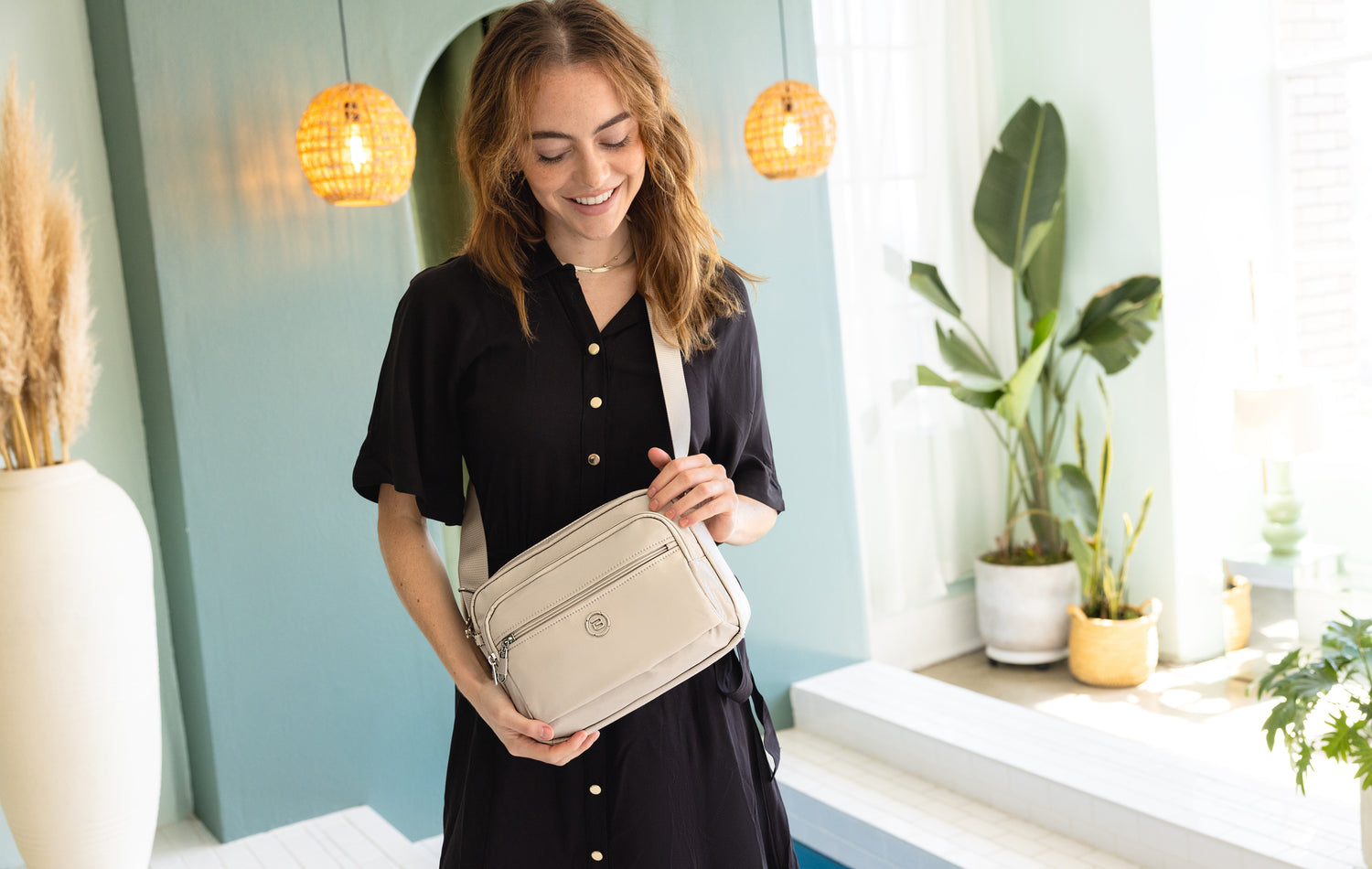 BNU2484-6D1 Biscuit Silver Gray Crossbody Model Standing