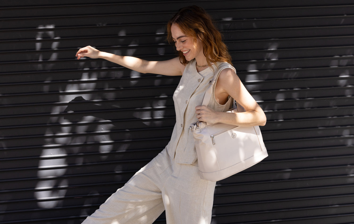 BNU2501-6D1 Candy Silver Gray Tote Model Wall