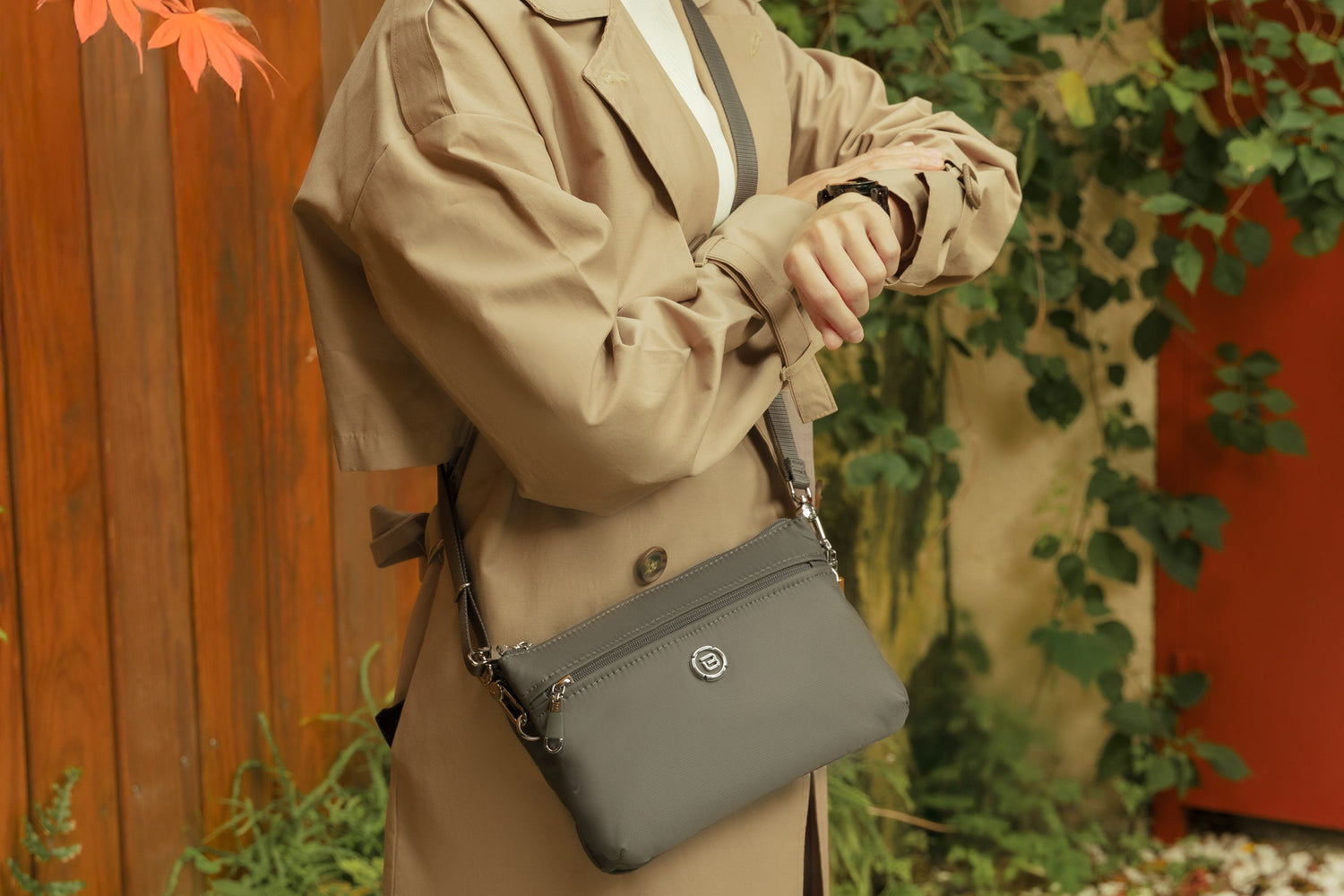 BNUZ2314R1-6C9 Lore Mystery Gray Crossbody Model Close
